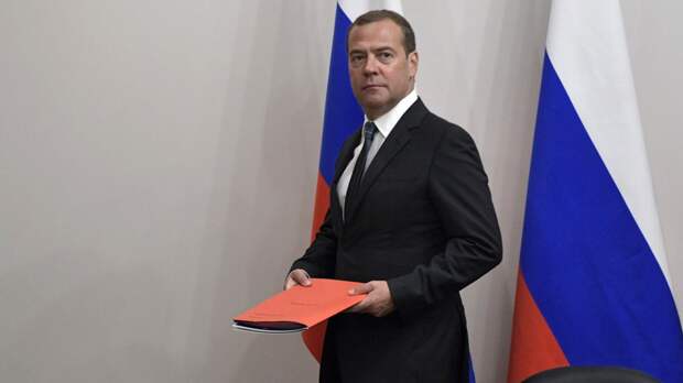 Медведев иронично прокомментировал решение МУС выдать ордер на «арест» Путина