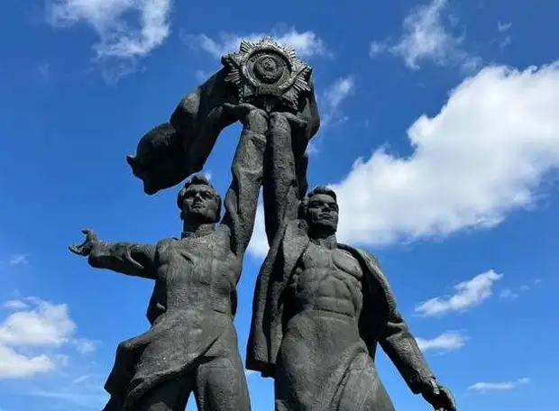 В Киеве решено демонтировать монумент дружбы народов России и Украины