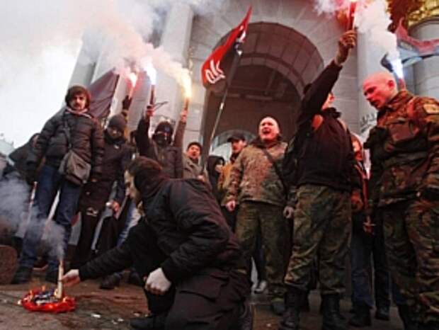Лидер националистов пообещал и дальше "громить российские объекты в Киеве"