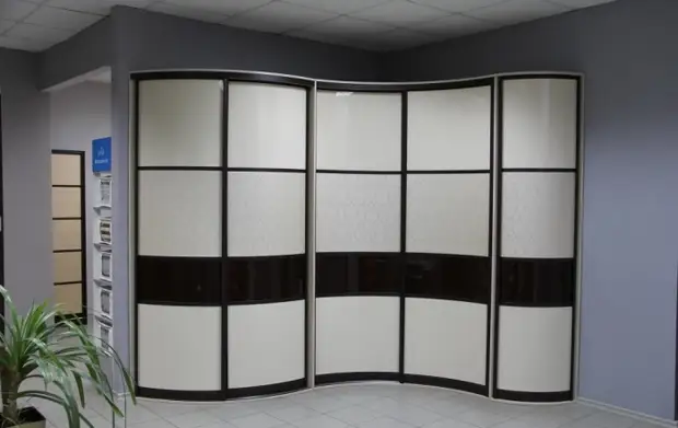 Угловой шкаф-купе неправильной формы в прихожей. Угловой шкаф-купе неправильной формы в прихожей.