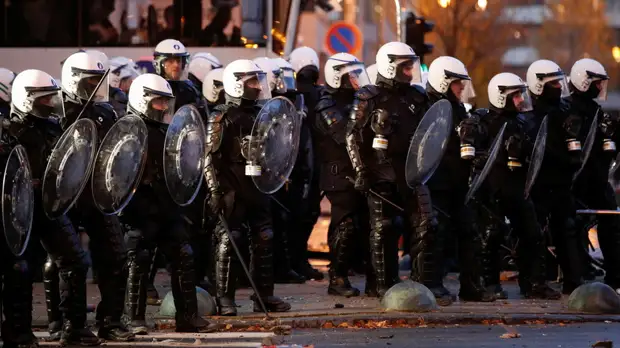 Премьер Бельгии осудил насилие на акции против антикоронавирусных мер