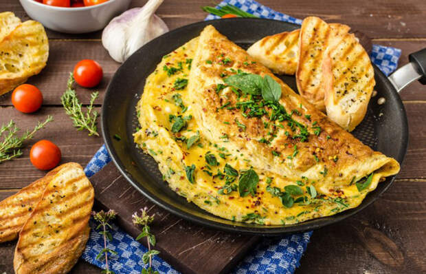 Рецепты самых вкусных омлетов для всей семьи.