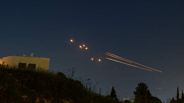 Как система ПВО в ОАЭ отражает иранские ракетные и дроновые атаки