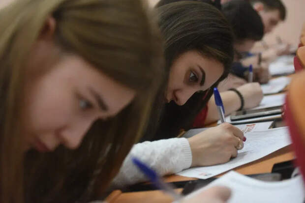 Вдовам участников СВО разрешили поступать в вузы бесплатно и без экзаменов