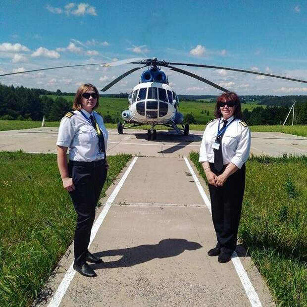 Татьяна и её командир на фоне вертолёта «Ми-8»
