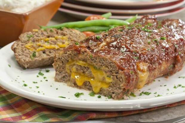 Мясной рулет из фарша. \ Фото: ar.pinterest.com.