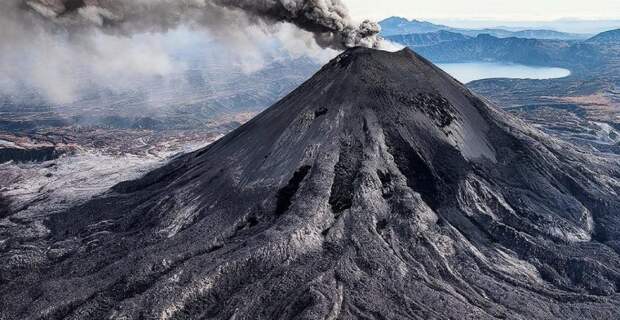 Сразу два российских вулкана выбросили пепел на огромную высоту