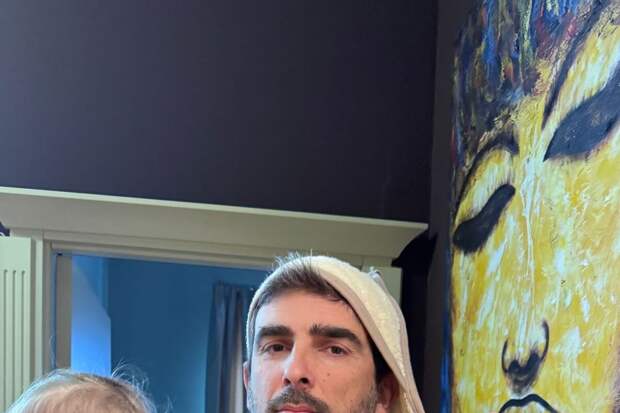 Певица Сати Казанова показала редкое фото с мужем и дочерью