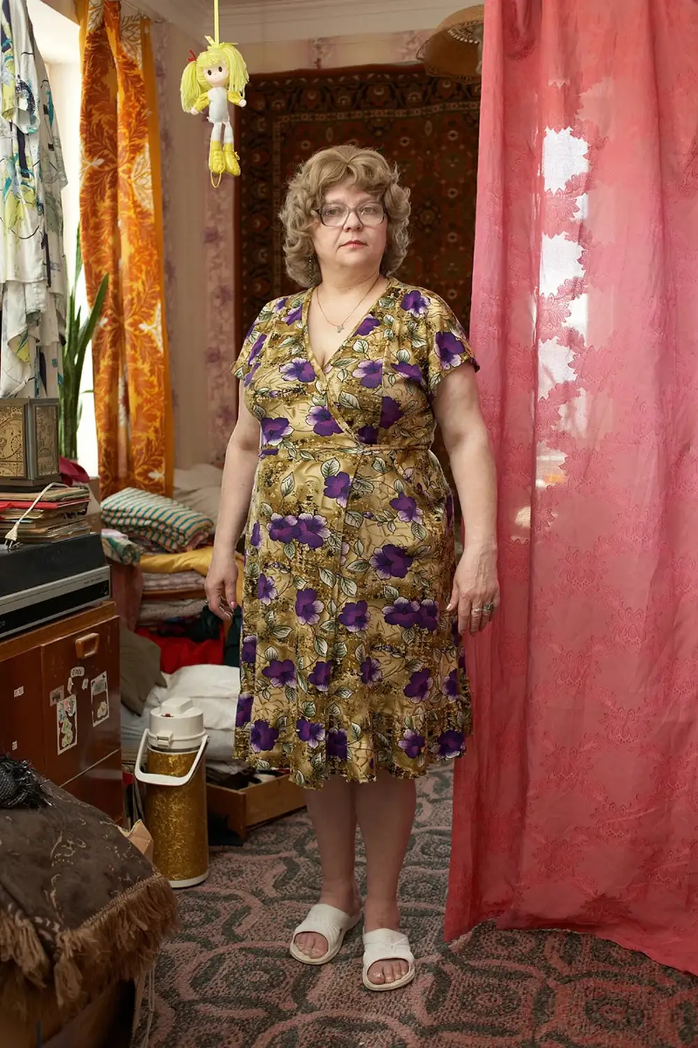 Пожилая женщина в домашнем платье