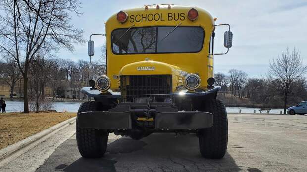 Школьный автобус 1948 года с двигателем от Dodge Hellcat