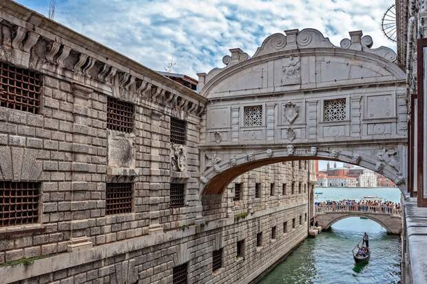 Фотоистория мрачного моста Вздохов в Венеции.