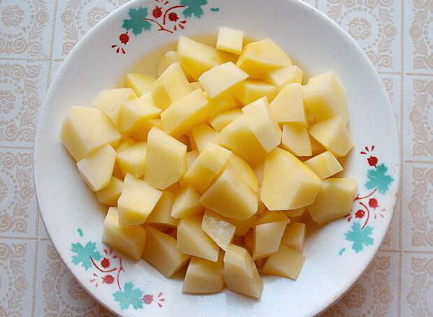 Мелкие кубики картофеля при варке впитывают слишком много жидкости.
