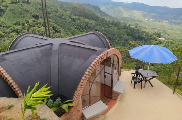 Причудливый крошечный дом имеет крестообразную форму. | Фото: tinyhousetalk.com.