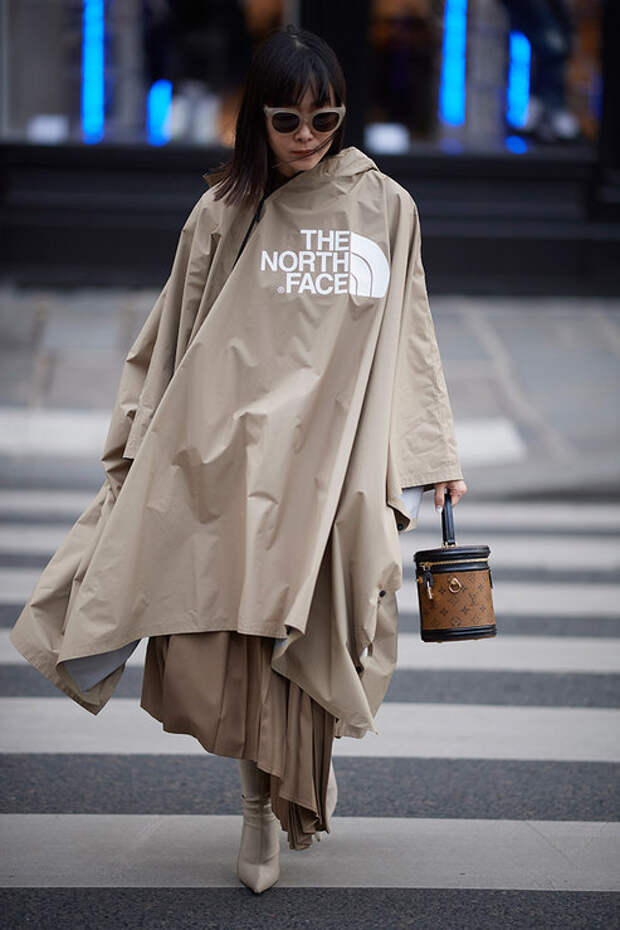 Отличное применение дождевика на неделе моды в Париже