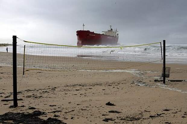 Британские ВМС зафиксировали взрыв на танкере у берегов Кувейта и утечку нефти