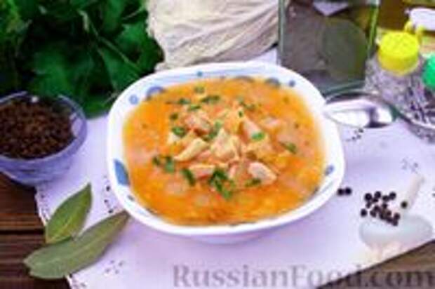 Фото к рецепту: Суп с копчёной курицей, пекинской капустой и рисом