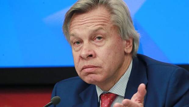 Член Совета Федерации Федерального Собрания РФ Алексей Пушков во время круглого стола в Международном мультимедийном пресс-центре МИА Россия сегодня в связи с арестом правозащитника А. Гапоненко латвийскими властями. 24 апреля 2018