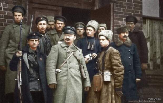 Революционер Лейба Давидович Бронштейн, известный под псевдонимом Лев Троцкий, со своей охраной.