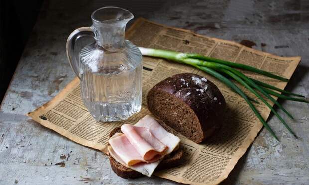 От фронтового стимула до символа эпохи: что такое наркомовские сто грамм и как появилась традиция