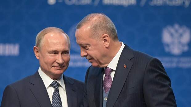 "Колеблющаяся страна". Россия и Запад начали битву за Турцию
