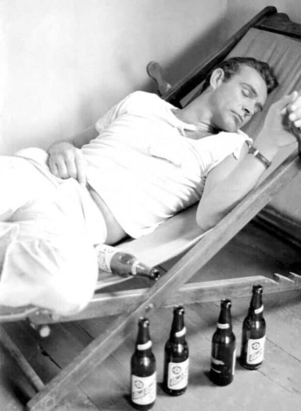 Шон Коннери во время перерыва на съемочной площадке первого "бонда", 1962 год