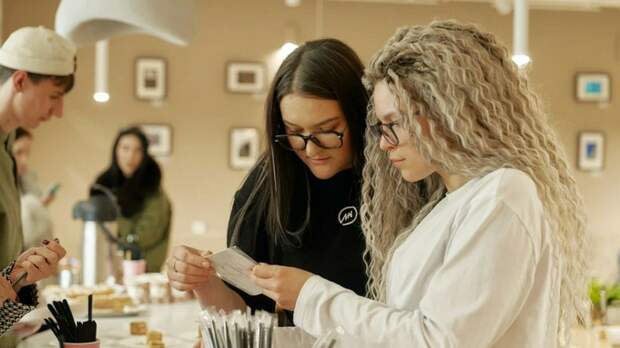 В Барнауле открылась выставка "Легкость". 28 фотографов представили свои работы