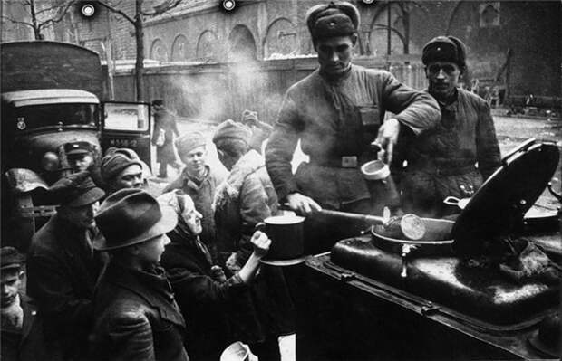 Советские солдаты кормят жителей Берлина,1945 год.