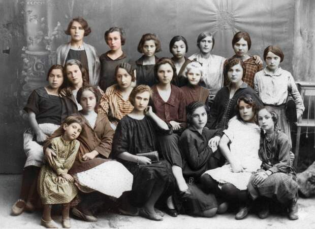 Работники и ученицы женского пункта ликвидации неграмотности в ауле Уляп