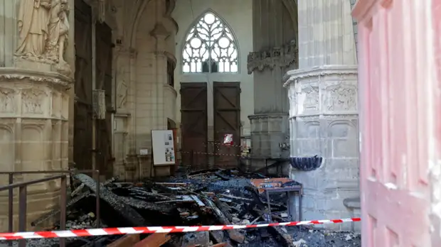 Прокуратура начала расследование о поджоге в соборе в Нанте