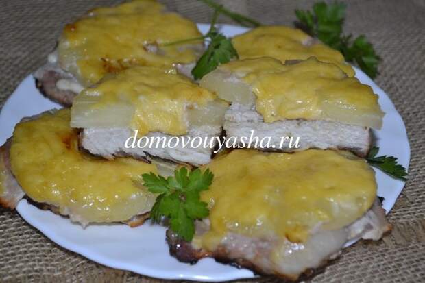 Отбивные из свинины в духовке с ананасами и сыром