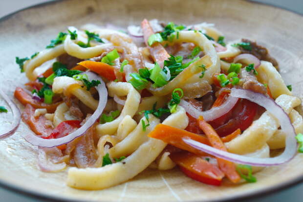 При подаче посыпать свежей зеленью и поперчить. Очень вкусное получается блюдо. Ароматное и сытное. Обязательно приготовьте!