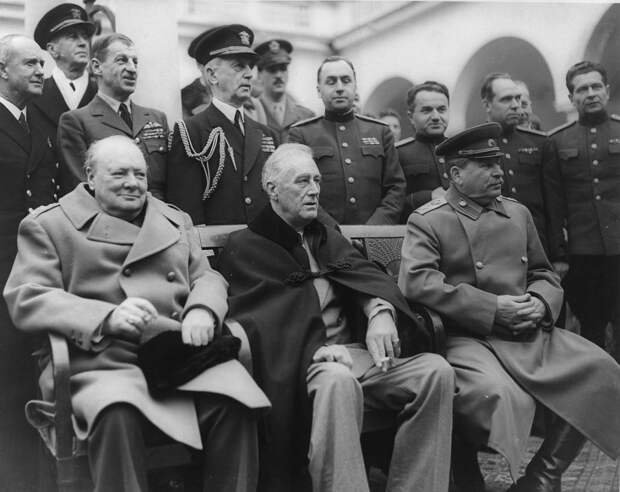 Мнимый Худяков, он же фактический Ханферянц на этой фотографии находится точно за Сталиным и слегка улыбается. Как мы видимо, иногда даже большая близость к главе государства не помогает убедить его в корректности тех или иных соображений / ©Wikimedia Commons