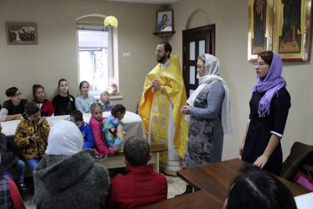 Воскресная школа при храме Святого Духа проводит запись детей.