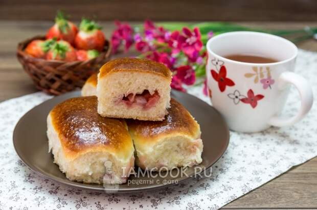 Рецепт пирожков с клубникой в духовке (из дрожжевого теста)