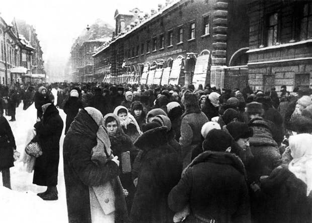 Толкучка у Кузнечного рынка в блокадном Ленинграде, зима 1941-1942 гг. Давид Трахтенберг