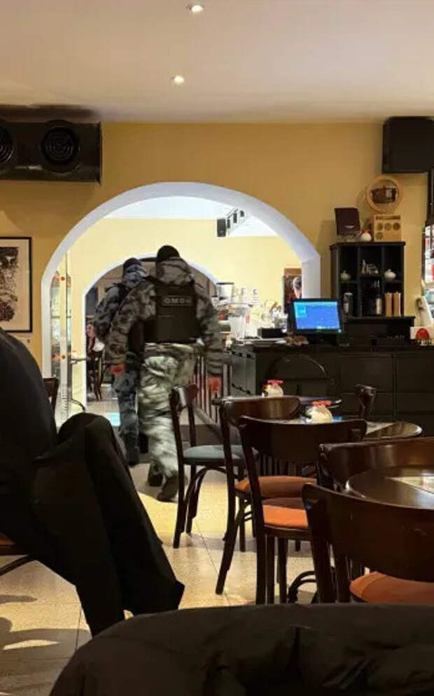 ОМОН в кафе