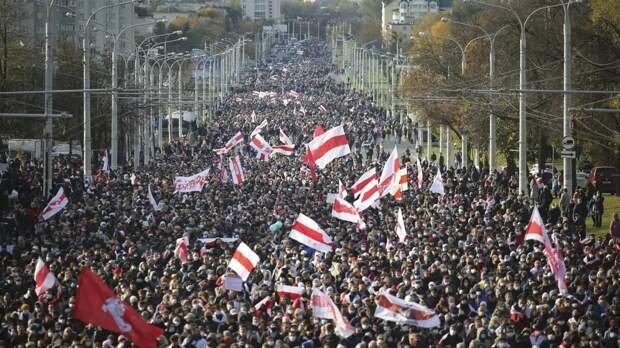 Митинги в Минске собирали несколько сотен тысяч человек. Фото: AP