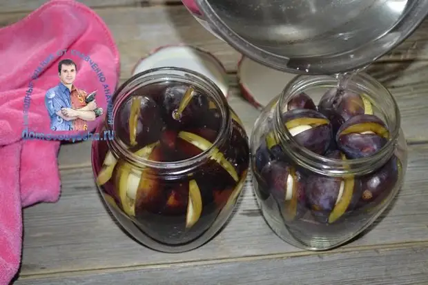 Чернослив с чесноком на зиму маринованный рецепт. Маринованная слива с чесноком. Чернослив с чесноком на зиму маринованный рецепт. Японская маринованная слива. Маринованная слива с чесноком.