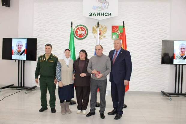 В Заинске семьям участников СВО передали государственные награды