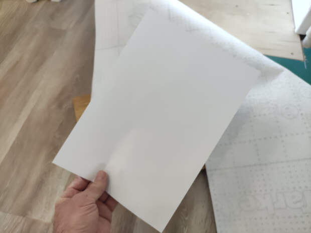 Финский способ идеально ровно вырезать линолеум/ковровое покрытие по углам и вокруг труб: нужен листок бумаги, карандаш и малярка