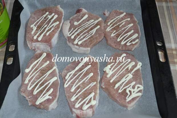 Отбивные из свинины с ананасами и сыром в духовке