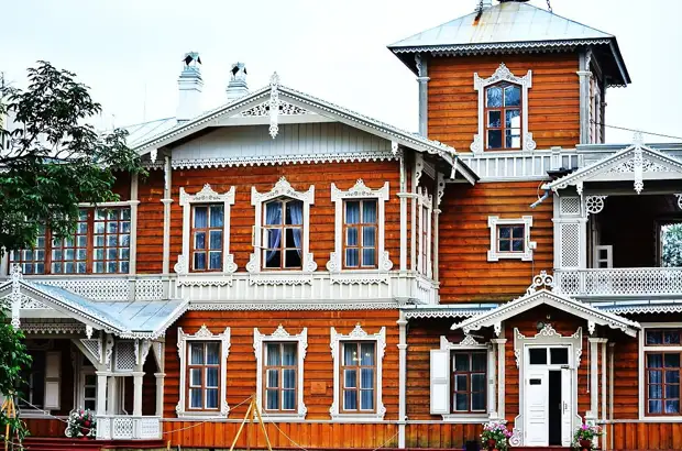 Старинные русские дома с резными наличниками и фронтонами