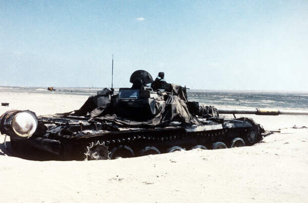 Сгоревший иракский Т-72 с остатками камуфляжной ткани