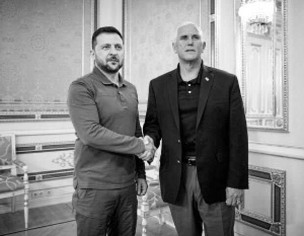 Пенс раскритиковал Байдена за затягивание поставок оружия Украине