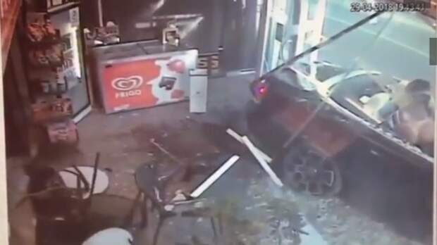Кабриолет с полуголыми барышнями врезался в табачную лавку