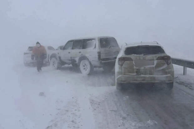 ГИБДД: 11 машин столкнулись на трассе в Забайкалье из-за несоблюдения дистанции