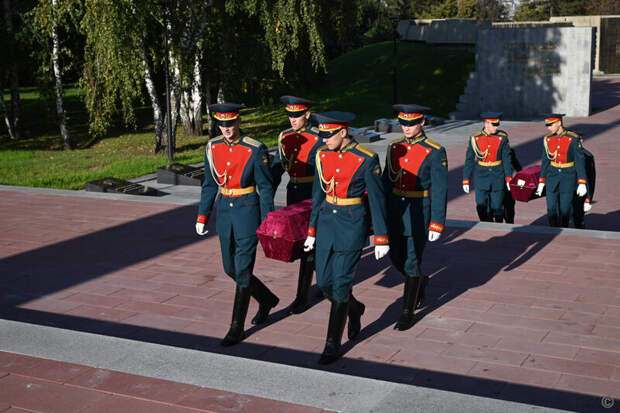 Воинские почести красноармейцев в Барнауле / Фото: barnaul.org