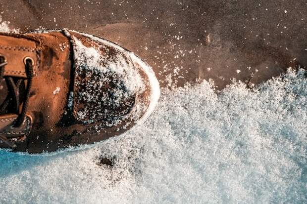 Петербуржцам перечислили правила ухода за обувью зимой