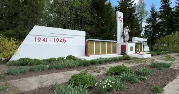 Морпехи восстановили посвященный ВОВ памятник в Курской области