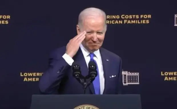 Байден и пустота: психолог объяснил, почему президент сша здоровается с невидимками